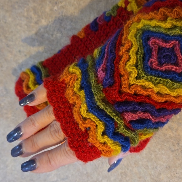 NWT The 5 Senses Unique Hand-Knit Multi-Colored Fingerless Gloves - Picture 4 of 5